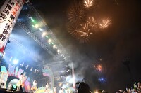 打ち上げ花火が上がる富士急ハイランド コニファーフォレスト。