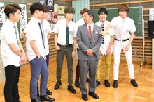 収録中に団長安田（中央）にちょっかいを出す超特急。