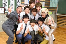 超特急と団長安田（左）、歌広場淳（右）。