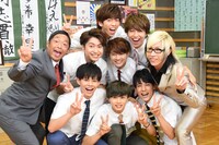 超特急と団長安田（左）、歌広場淳（右）。