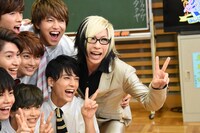 超特急との共演に「楽しいー！」と目を輝かせる歌広場淳（右）。