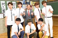 超特急と団長安田（中央奥）。