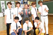 超特急と団長安田（中央奥）。