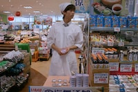 試食販売に挑むリョウガ。