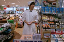 試食販売に挑むリョウガ。