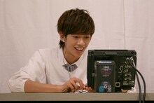 ユーキの様子をモニタリングするリョウガ。