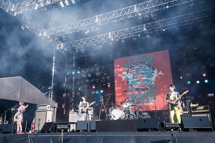 SCANDAL万感の10周年ライブ、全都道府県ツアー＆ベスト発表 - 音楽ナタリー