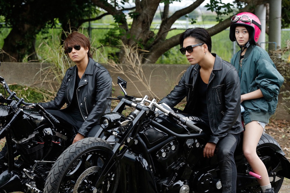 左から雨宮雅貴（EXILE TAKAHIRO）、雨宮広斗（登坂広臣）、成瀬愛華（吉本実憂）。