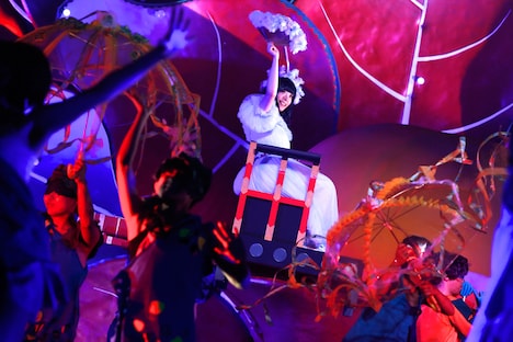 きゃりーぱみゅぱみゅ「KPP 5iVE YEARS MONSTER WORLD TOUR 2016 in Tokyo」の様子。