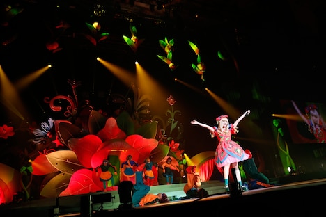 きゃりーぱみゅぱみゅ「KPP 5iVE YEARS MONSTER WORLD TOUR 2016 in Tokyo」の様子。