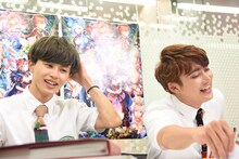 防具をデザインする（左から）タクヤ、ユーキ。