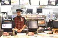 緊張の面持ちで店頭に立つユースケ。