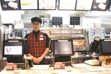 緊張の面持ちで店頭に立つユースケ。