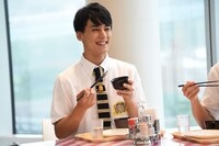 コーイチを見守るユースケ。