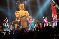 「SHIKIBU」のパフォーマンスの様子。（撮影：田中聖太郎）