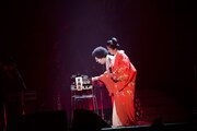 レキシと森の石松さん（松たか子）のパフォーマンスの様子。（撮影：田中聖太郎）