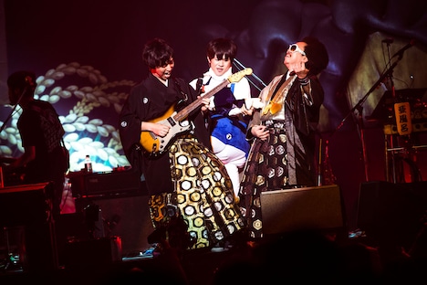 ネコカミノカマタリ（キュウソネコカミ）とレキシのセッションの様子。（撮影：田中聖太郎）