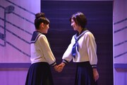 さくら学院舞台「秋桜学園 合唱部」ゲネプロの様子。