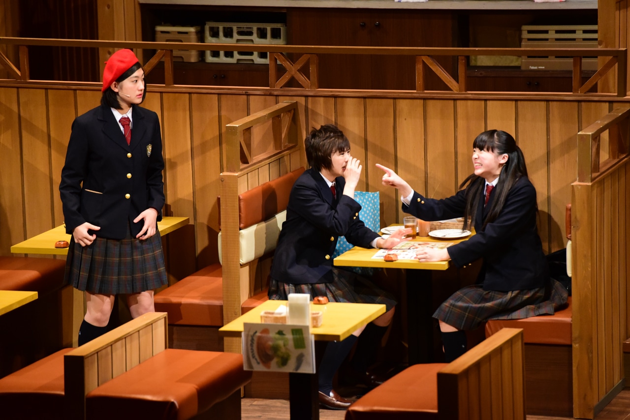 シアターシュリンプ第2回公演「ガールズビジネスサテライト」ゲネプロの様子。左から小林歌穂、安本彩花、中山莉子。