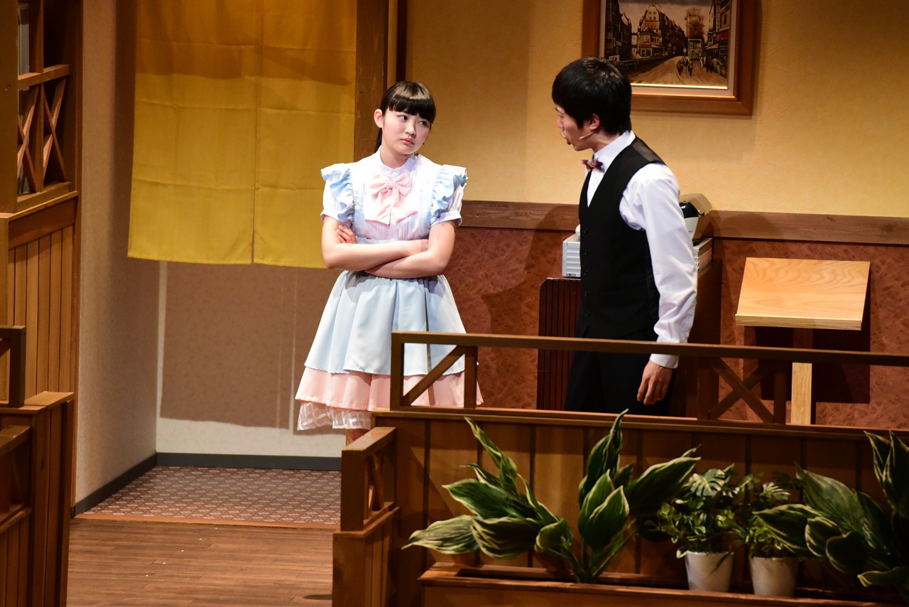 シアターシュリンプ第2回公演「ガールズビジネスサテライト」のワンシーン。