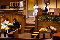 シアターシュリンプ第2回公演「ガールズビジネスサテライト」のワンシーン。