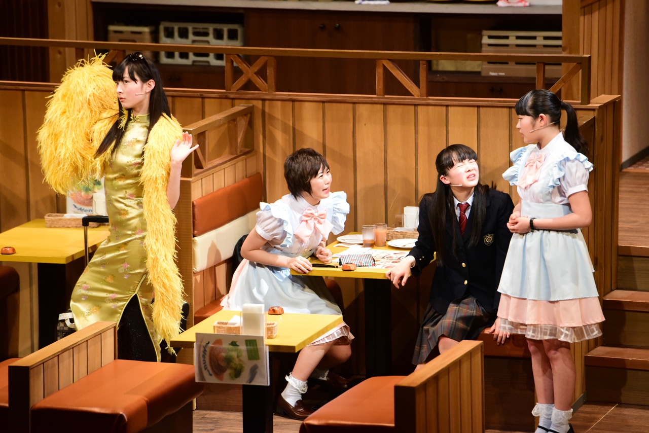 シアターシュリンプ第2回公演「ガールズビジネスサテライト」のワンシーン。