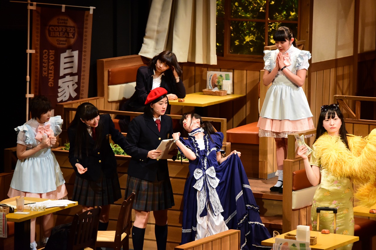 シアターシュリンプ第2回公演「ガールズビジネスサテライト」のワンシーン。