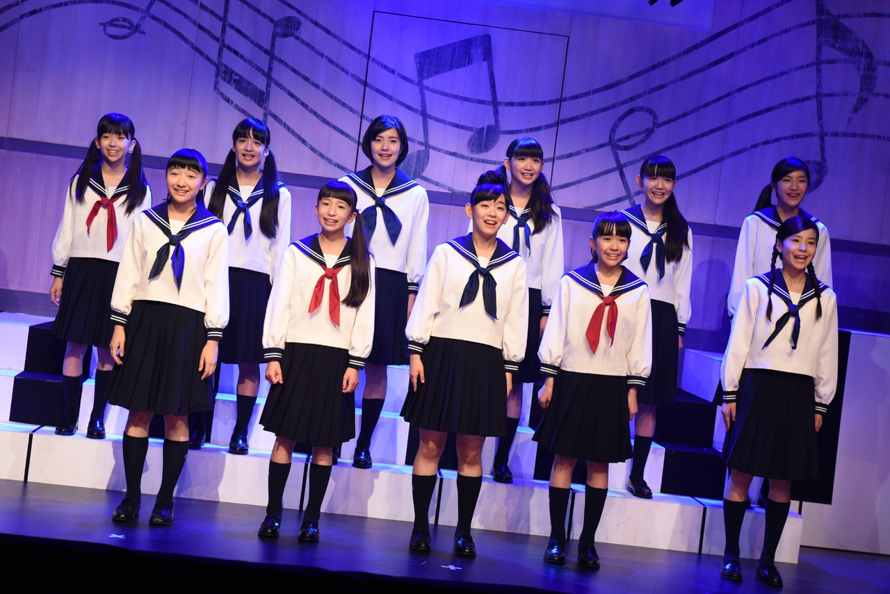 さくら学院舞台「秋桜学園 合唱部」ゲネプロの様子。