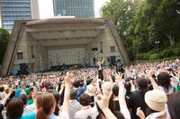 吉田山田「『吉田山田47都道府県ツアー～二人また旅2016～』TOUR FINAL フリーライブ」東京・日比谷野外大音楽堂公演の様子。（撮影：岩崎真子）