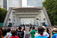 吉田山田「『吉田山田47都道府県ツアー～二人また旅2016～』TOUR FINAL フリーライブ」東京・日比谷野外大音楽堂公演の様子。（撮影：岩崎真子）