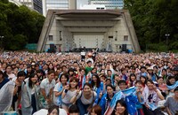吉田山田「『吉田山田47都道府県ツアー～二人また旅2016～』TOUR FINAL フリーライブ」東京・日比谷野外大音楽堂公演の様子。（撮影：岩崎真子）
