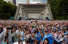 吉田山田「『吉田山田47都道府県ツアー～二人また旅2016～』TOUR FINAL フリーライブ」東京・日比谷野外大音楽堂公演の様子。（撮影：岩崎真子）