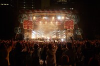 吉田山田「吉田山田祭り2016」東京・日比谷野外大音楽堂公演の様子。（撮影：岩崎真子）