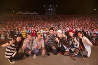 吉田山田「吉田山田祭り2016」東京・日比谷野外大音楽堂公演の集合写真。（撮影：岩崎真子）