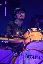 庄村聡泰（Dr / [Alexandros]）（Photo by Yuki Kawamoto）