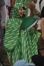 客席で新潟の名産品を紹介するMegu（Negicco）。