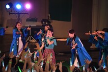 Negiccoとアイドルネッサンスによるコラボユニット“アイドルネギッサンス”。