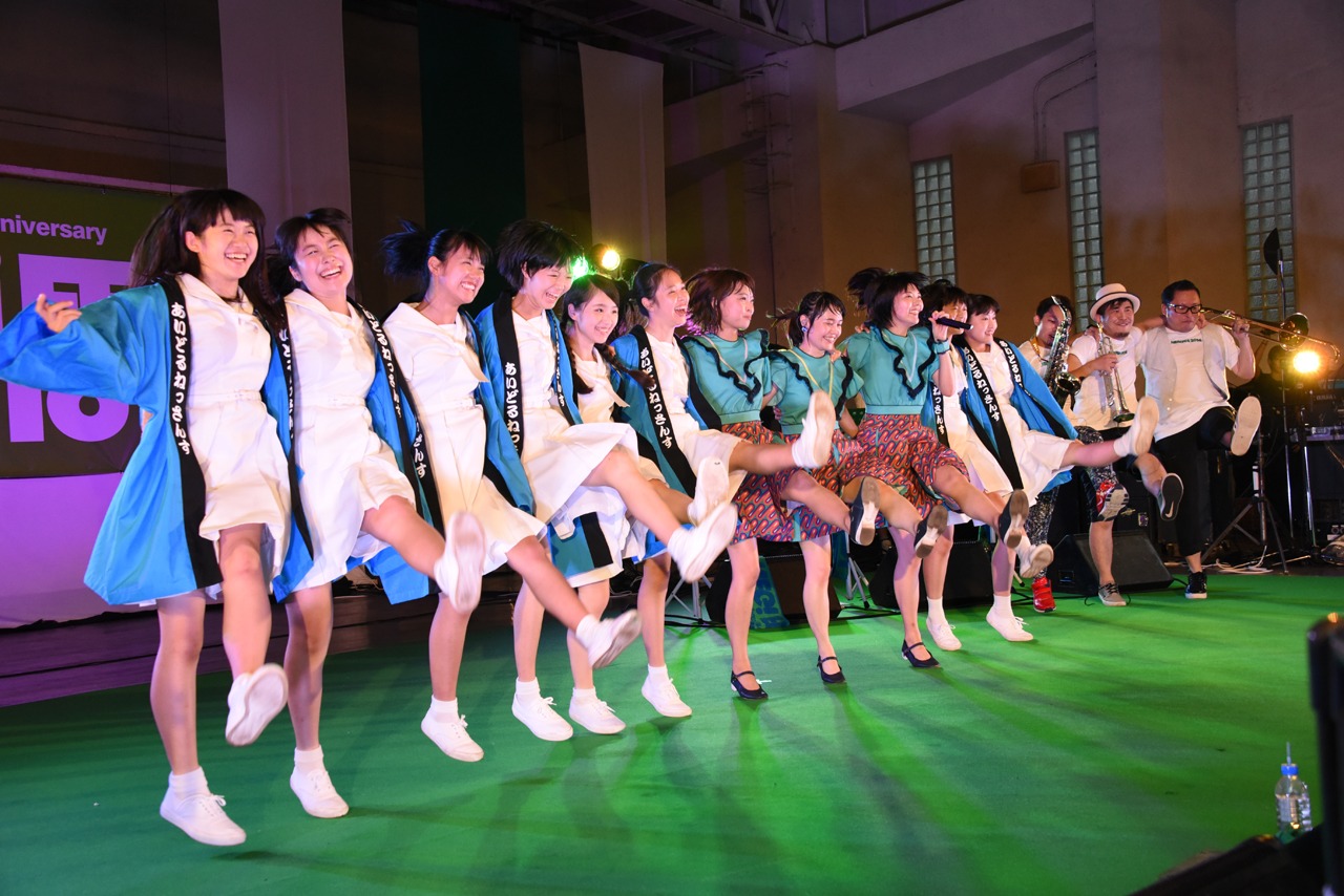 Negiccoとアイドルネッサンスによるコラボユニット“アイドルネギッサンス”。
