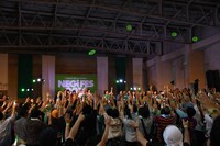 フリスビーを客席に投げ入れる出演者たち。