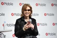 三木谷浩史氏に電話をかけるYOSHIKI（X JAPAN）。