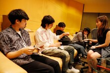 レコーディング時のOKAMOTO'Sと高橋みなみ。