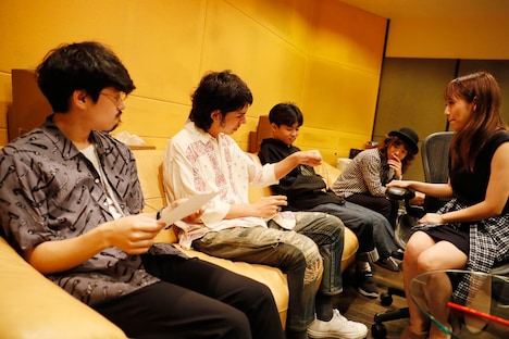 レコーディング時のOKAMOTO'Sと高橋みなみ。