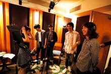 レコーディング時のOKAMOTO'Sと高橋みなみ。