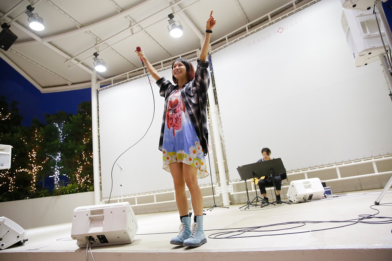 LiSA、LiSAッ子たちの“気持ち悪い”サプライズにビビらされた10thシングル記念日