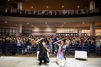 LiSAと、“LiSAマスク”をしたCO-Kとオーディエンス。（写真提供：アニプレックス）