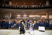 LiSAと、“LiSAマスク”をしたCO-Kとオーディエンス。(写真提供:アニプレックス)