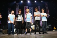 NICO Touches the Wallsと浅野尚志。（写真提供：ディアステージ）