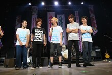 NICO Touches the Wallsと浅野尚志。（写真提供：ディアステージ）