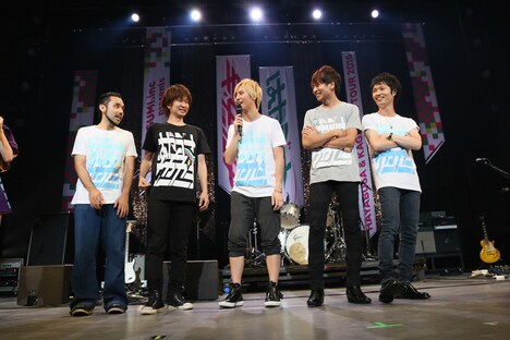 NICO Touches the Wallsと浅野尚志。（写真提供：ディアステージ）