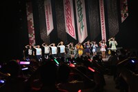 「はやぶさかがやきツアー2016」のポーズを決める出演者たち。（写真提供：ディアステージ）